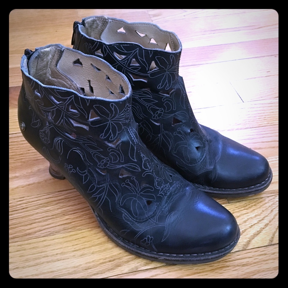 Last chance! Black leather Neosens Booties sz 41